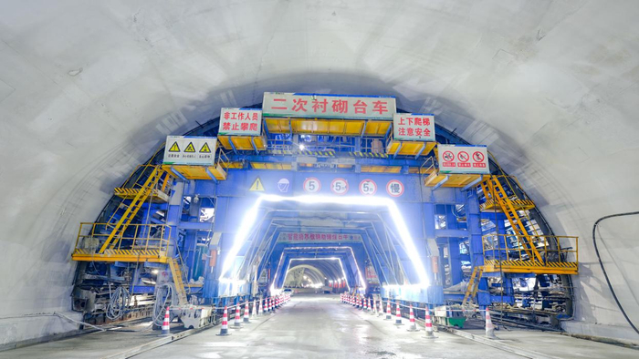 甬台温改扩建宁波南段相见岭隧道施工现场（浙江交通集团供图）
