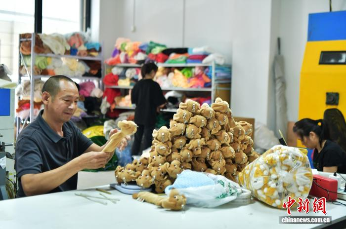 6月9日，在河北省保定市白沟新城一家毛绒玩具企业内，工作人员对即将出厂的产品进行质检。　中新网记者 翟羽佳 摄