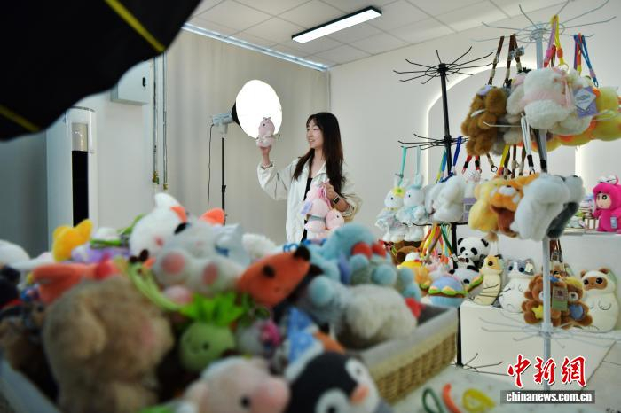 6月9日，在河北省保定市白沟新城一家毛绒玩具企业内，工作人员通过直播销售各种毛绒玩具。　中新网记者 翟羽佳 摄