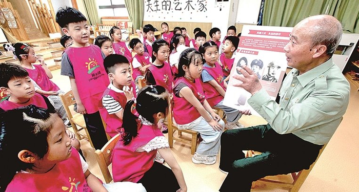 　　6月24日，江苏省徐州市鼓楼区阳光雨露幼儿园，“五老”宣讲员、“王杰班”第三任班长徐汝明给小朋友讲红色故事。