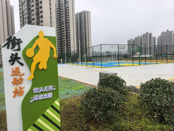 建宁大桥西桥头下，曾被私垦种菜、堆放建筑垃圾的“插花地”，如今变成居民休闲运动的好去处 天元区融媒体中心供图