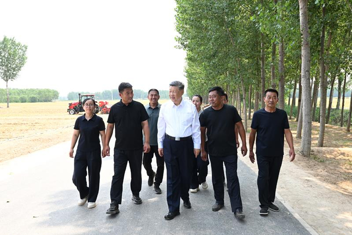 △2026年6月24日，习近平总书记在山东德州陵城区边临镇东于架村同种粮大户、农机手、农技人员亲切交流。