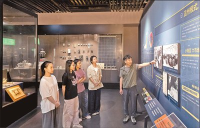　　观众参观浙江温州博物馆，了解改革开放后温州民营经济发展历程。陈真健摄
