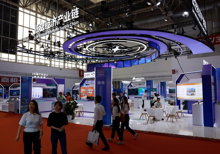 链博会先进制造链展馆内的低空经济产业链专区现场。人民网记者 刘师豪摄