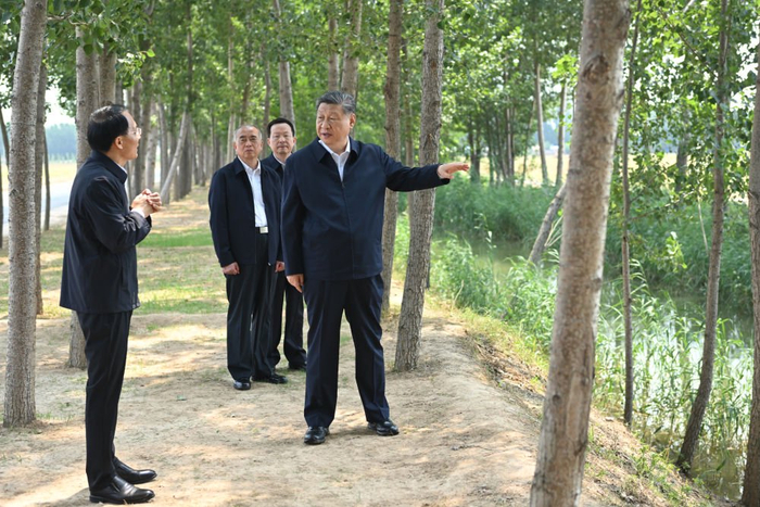   这是习近平总书记在陵城区边临镇东于架村农田灌渠边察看水肥一体化设施。