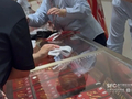 投资金价击穿880元，金店再现抢金！20克金条要排队买，有人秒拍100克，80克金镯已便宜1.25万