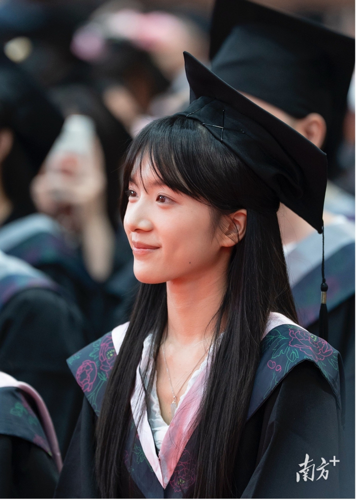 李思潼在广财2026年毕业典礼暨学位授予仪式现场。