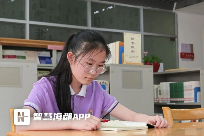 阅读是蔡昀熹喜欢的休息方式之一