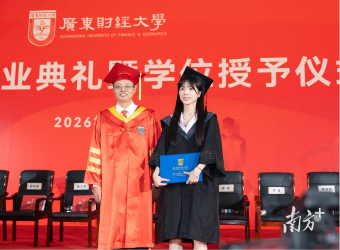 广财2026年毕业典礼暨学位授予仪式现场，李思潼上台领取毕业证书。