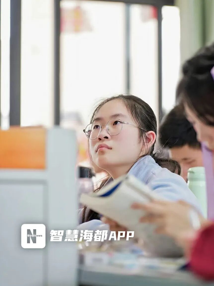 课堂上的蔡昀熹神情专注