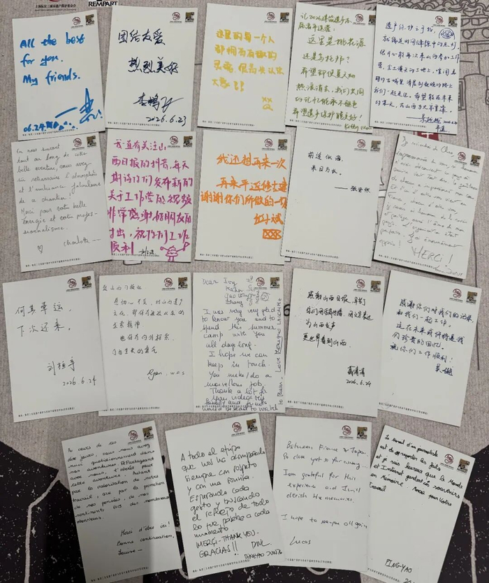 ▲志愿者们写下明信片，寄语自己，寄语未来