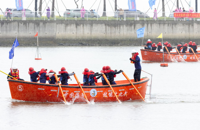 6月25日，在浙江舟山举行的第七届中国海员技能大比武水上操艇项目比赛现场。（浙江海事局供图）