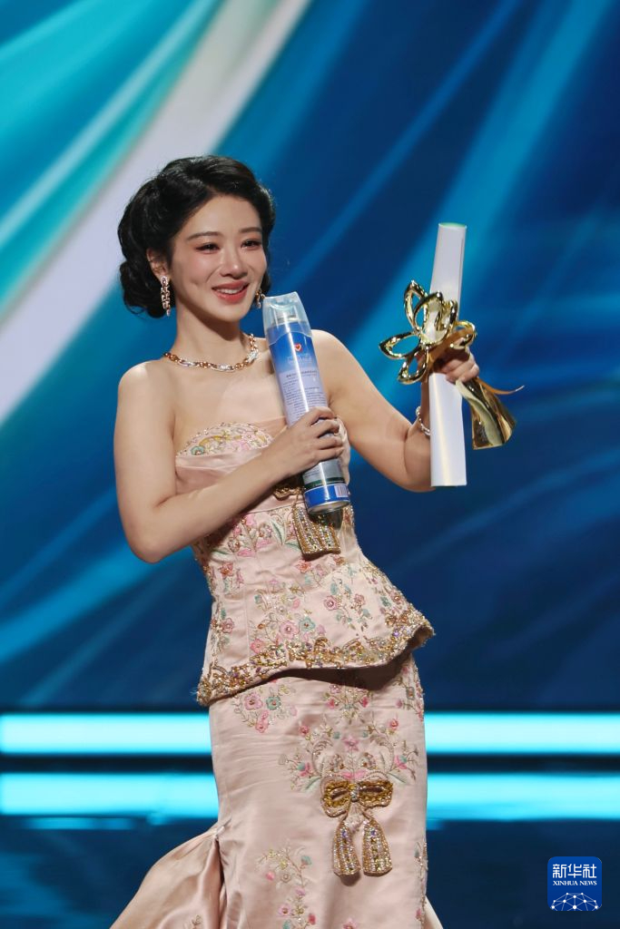 6月26日，演员杨紫凭借在电视剧《生命树》中的表现获中国电视剧单元最佳女主角奖。新华社记者 王翔 摄
