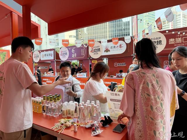 6月26日下午，市集还未开街已经有消费者前来水裹的摊位打卡。 舒抒 摄