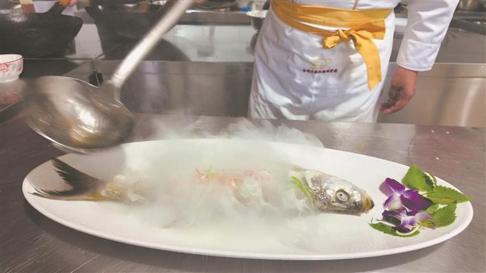     一勺热油，浇出极致鲜味。本报记者 杨镭摄