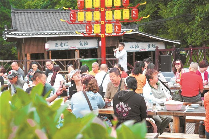 旅居游客参加当地组织的活动。 受访者供图
