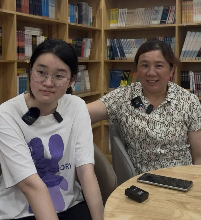 母女俩接受记者采访