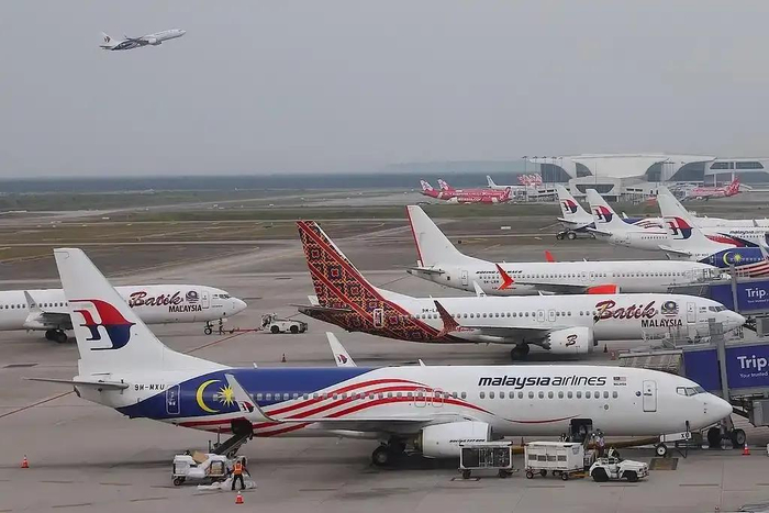 △3月8日，马来西亚航空公司飞机停放于吉隆坡国际机场，纪念马航MH370失踪11周年