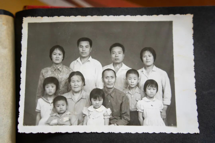 △1981年秋，王全英三代人全家福。