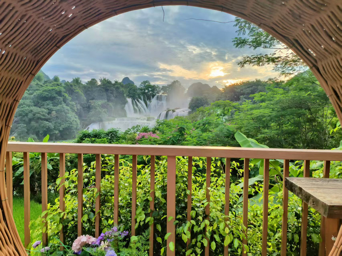 　　六月的德天瀑布雨水丰沛，水雾漫山林，凭栏望瀑，宛如一幅流动的青绿画卷。（崇左市纪委监委供　许文龙/摄）