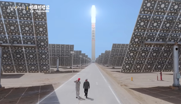 图为《洞察：人才战争》第二季第一集《中国速度》中展现甘肃敦煌戈壁滩上熔盐塔式光热电站的截图。（图源：韩国广播公司）