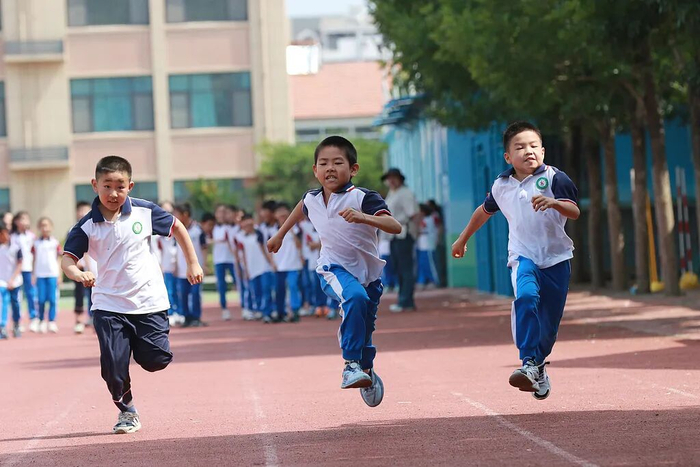 △山东高密市恒涛实验小学，小学生在参与“50米跑”体测活动。