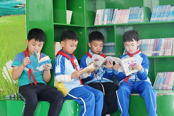 △贵州仁怀，小学生在校园“走廊书吧”阅读书籍。