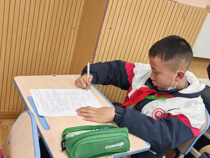 ▲杨洋在学习中