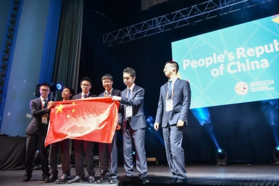 中国代表队合影,右三为史皓嘉 图源:爱尖子平台
