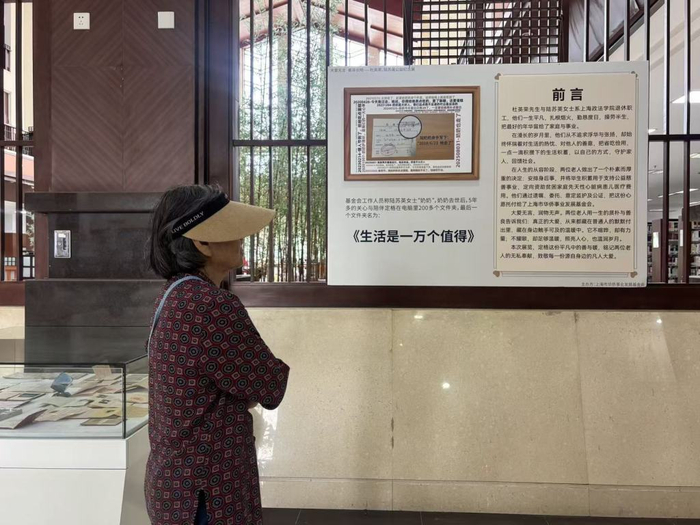 吴若梅在上海政法学院看老友的展。 邹佳雯 图
