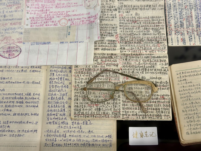 粘着胶布的旧眼镜和密密麻麻的笔记。