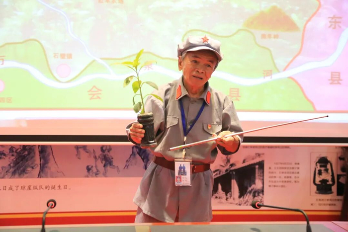 王学广在母瑞山革命根据地纪念园讲解。 