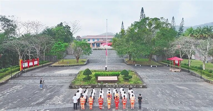 定安县翰林镇举行升国旗仪式。