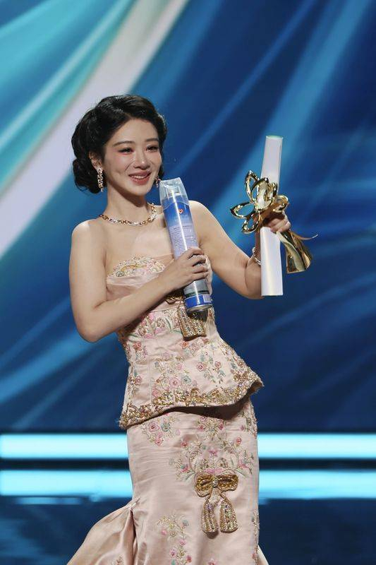 2026年6月26日，演员杨紫凭借在电视剧《生命树》中的表现获白玉兰中国电视剧单元最佳女主角奖。图片来源：新华社