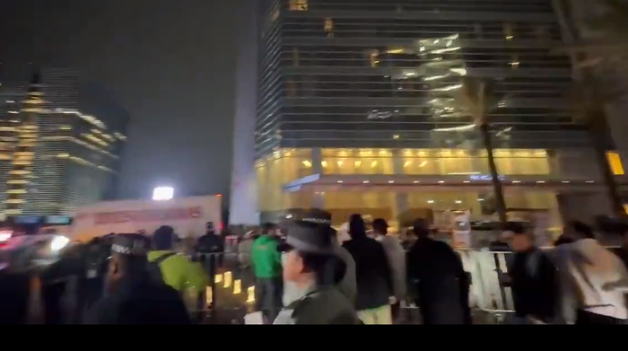 ▲墨西哥球迷聚集在厄瓜多尔队下榻的酒店前发出噪音干扰&nbsp;