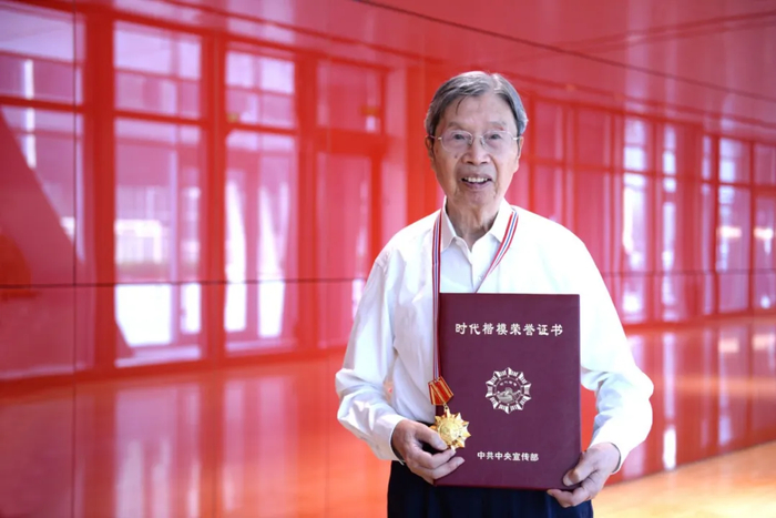 2019年10月7日，中宣部授予中国科学院资深院士、我国著名炼油工程技术专家陈俊武“时代楷模”称号