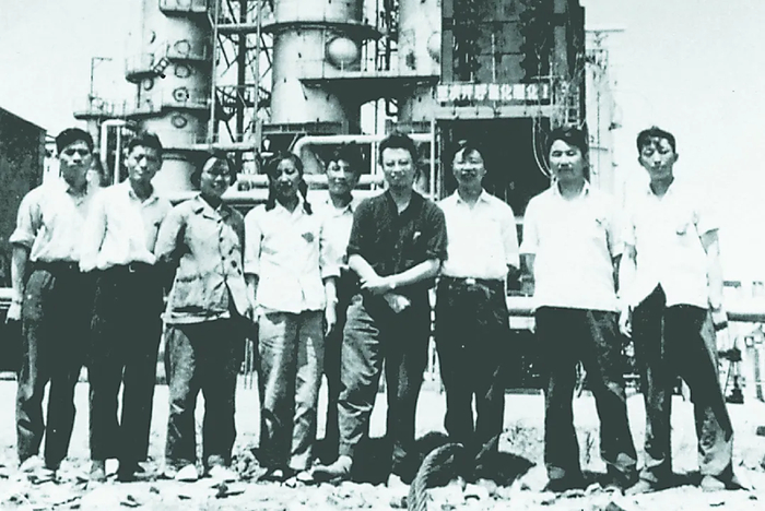 1965年，陈俊武（右三）与设计人员在抚顺石油二厂中国第一套流化催化裂化装置前合影