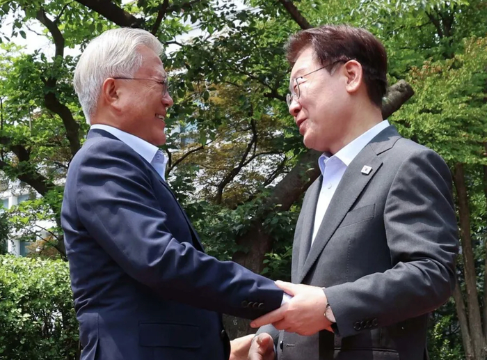 ▲韩国总统李在明在青瓦台会见前总统文在寅