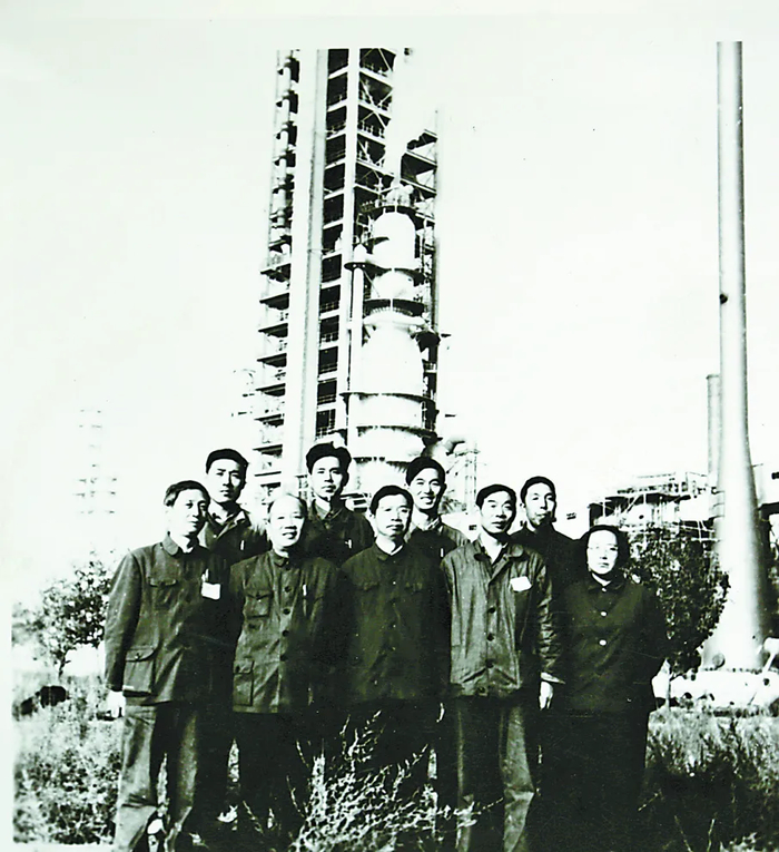 1982年，陈俊武（前排中）与设计团队在兰州炼油厂50万吨/年同轴催化裂化装置前合影