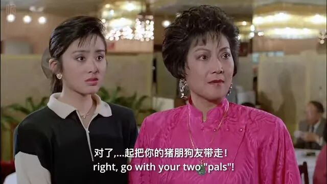 在1987年香港喜剧电影《精装追女仔》中，梁珊（右）饰演女主角张敏的母亲“刁太”。（剧集截图）