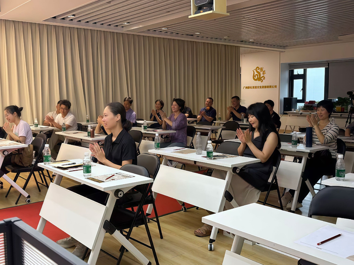 图6  与会人员认真聆听分享，现场氛围温和而专注