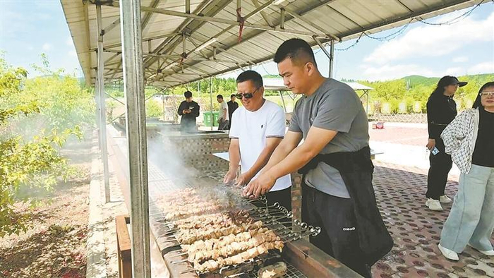 特色自助烧烤区。    本报记者 杜怀宇摄