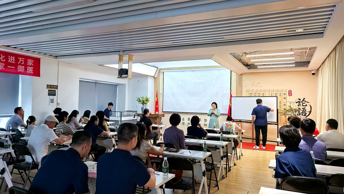 图5  现场围绕传统文化落地生活、服务家庭身心涵养等内容展开交流