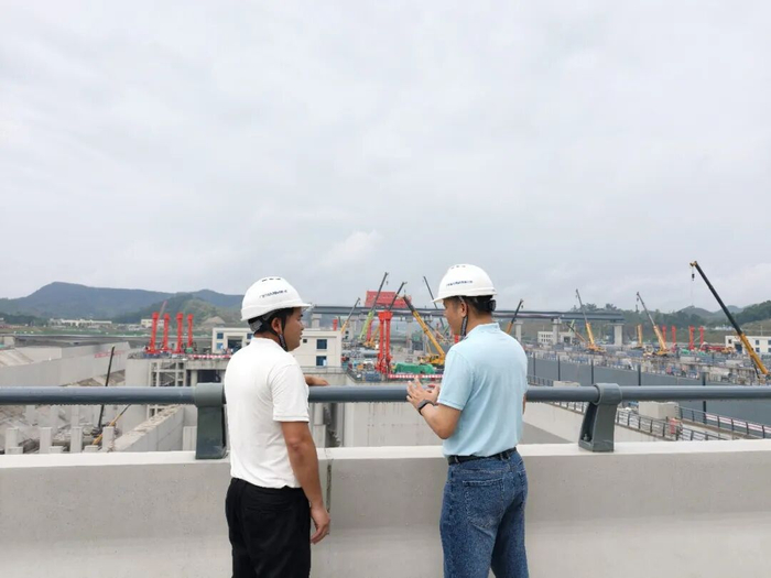 ▲潘剑和陆冠臻深入施工一线检查