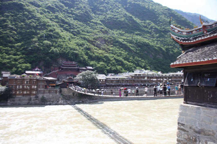 建于清代的泸定桥。（关山度摄）