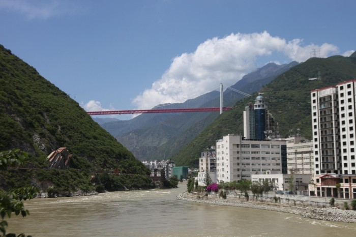 远眺兴康特大桥。（关山度摄）