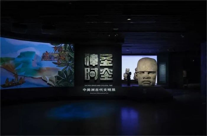 展厅内，奥尔梅克4号巨型头像伫立在入口处。