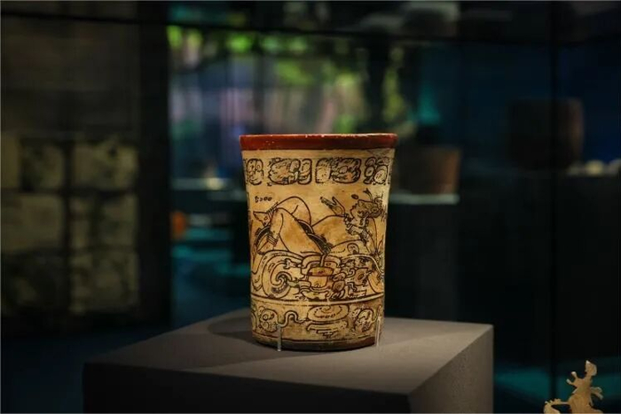 图为：玉米神风格抄本陶杯。