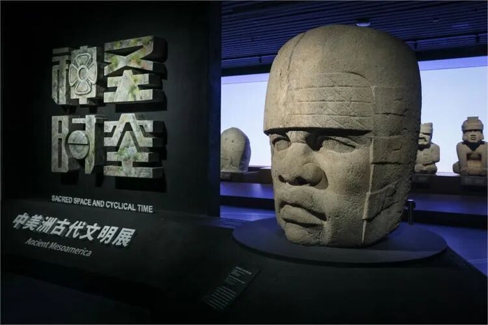 展厅内，奥尔梅克4号巨型头像伫立在入口处。