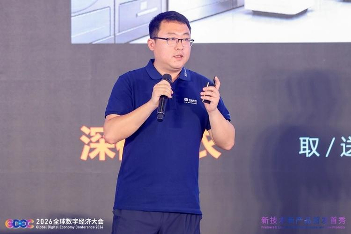云迹科技智造中心总经理赵博学现场发布新品